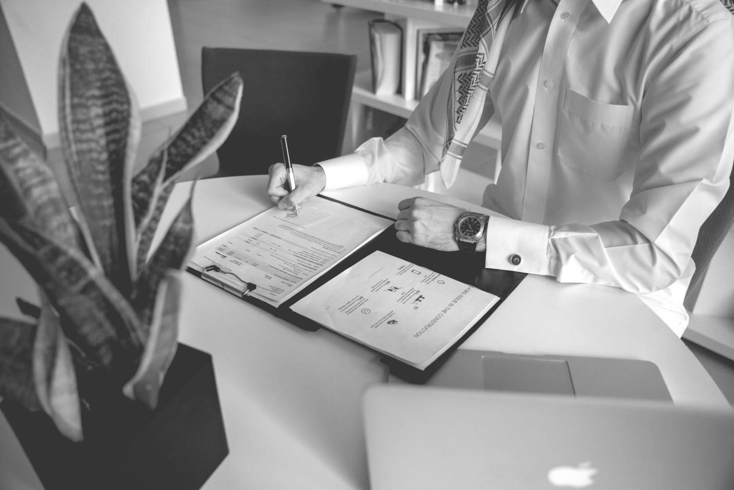 Session de formation interactive avec des participants travaillant en groupe sur des analyses financières